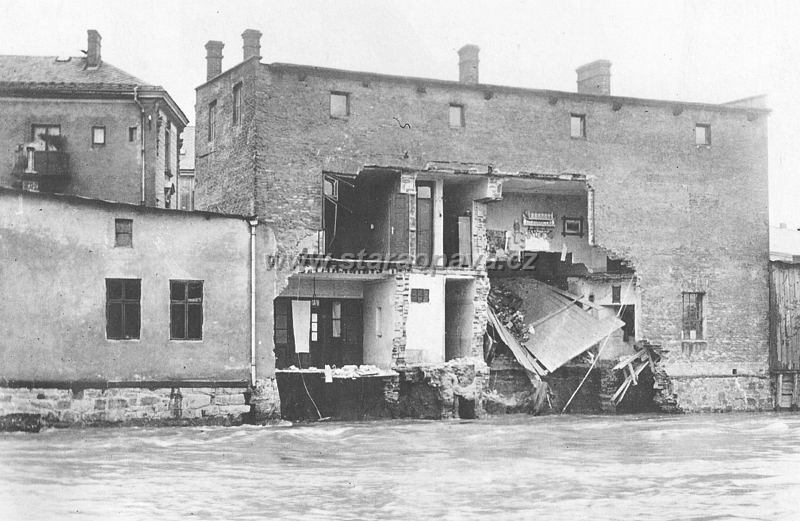 1903 (7).jpg - Dům dodnes stojí u řeky, pohled od lávky přes řeku u Bludičky. Domy v pozádí jsou na Nákládní ulici.